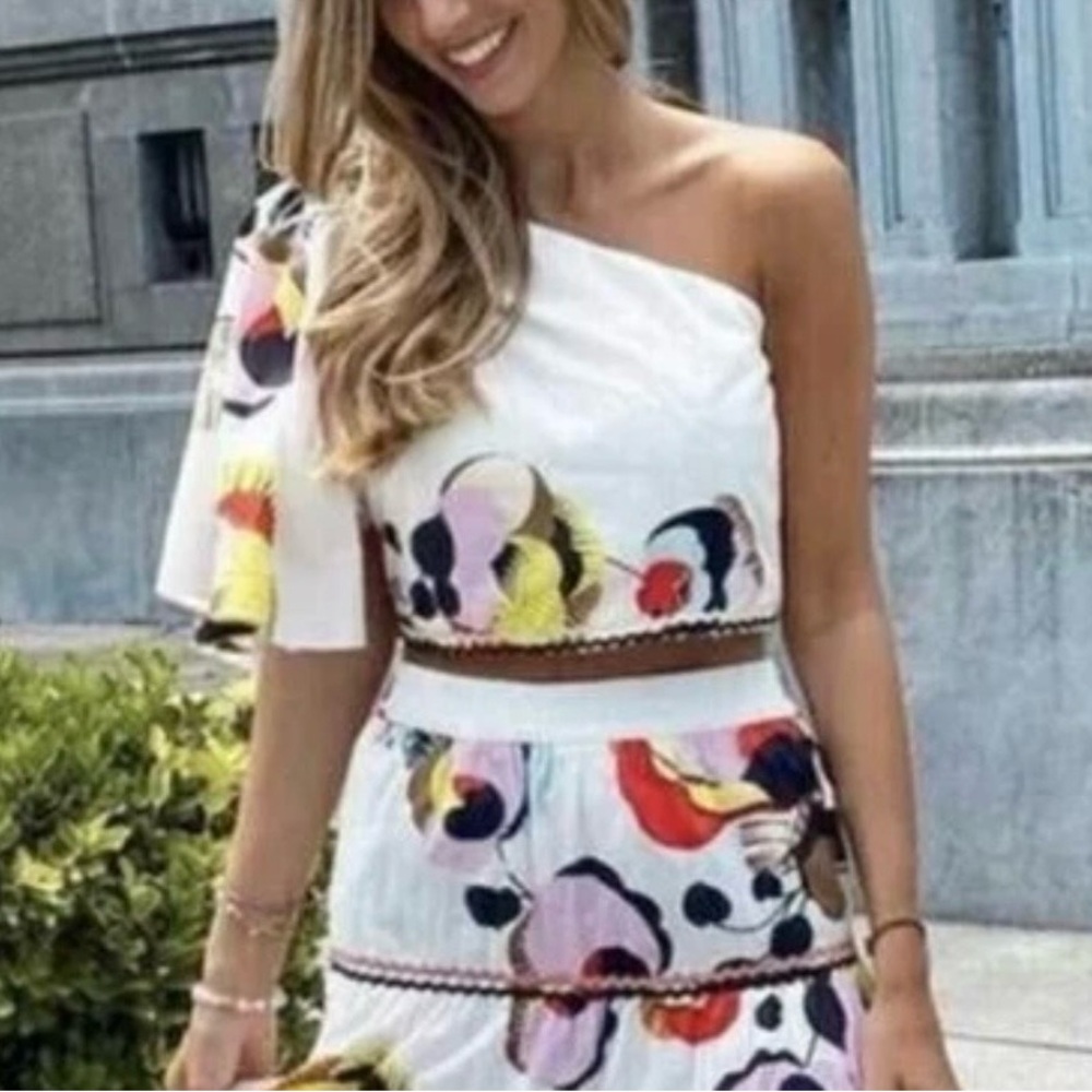 Zara One-Shoulder Asymmetrical Tropical Floral Print Resort White crop top. S.